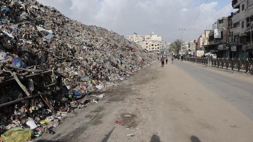 Des montagnes de déchets se sont accumulées sur le bord de la route, accumulées au cours de deux années de guerre dans le centre de la ville de Gaza.